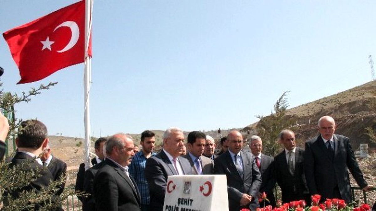 Şehit Polislerin Kabirlerine Karanfil Bırakılıp, Dua Edildi