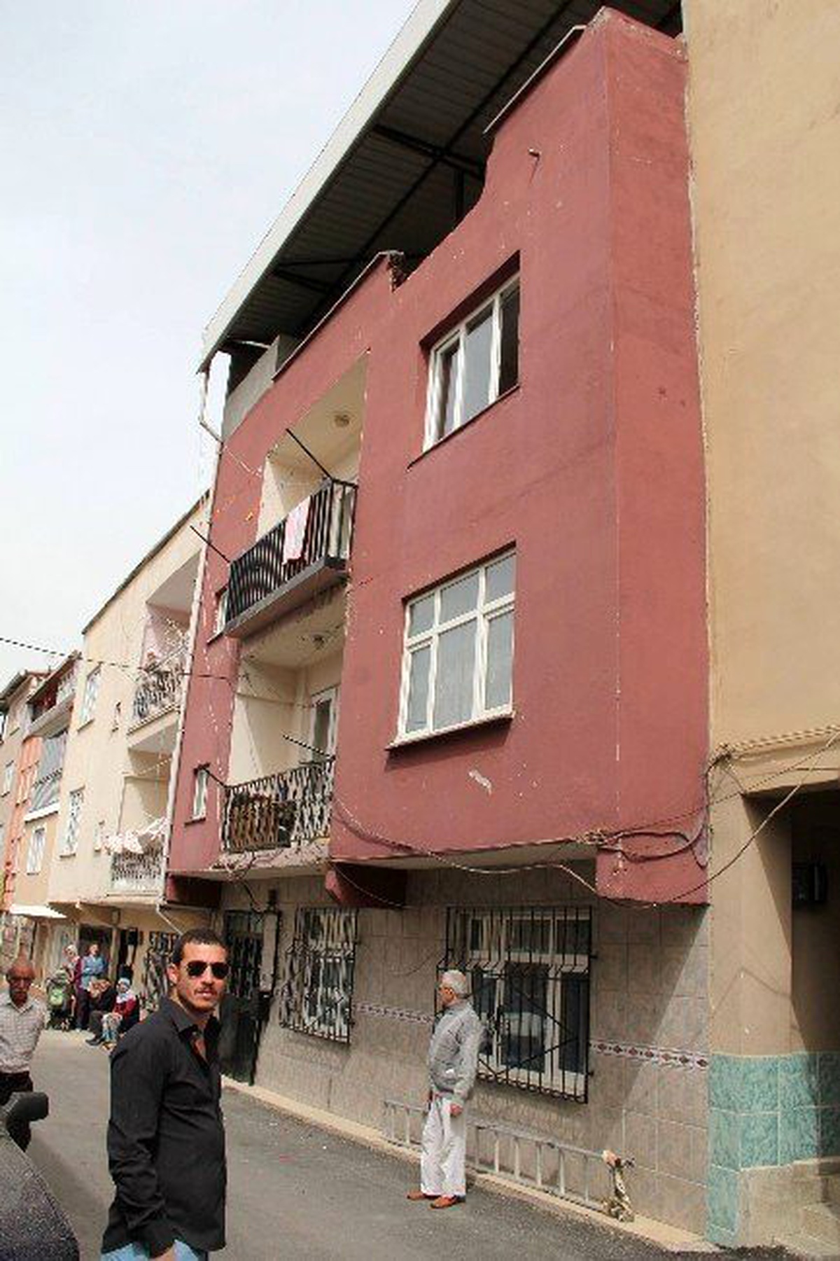 Şizofreni Hastası Genç, Teyzesi ve Kuzenini Bıçakla Rehin Aldı