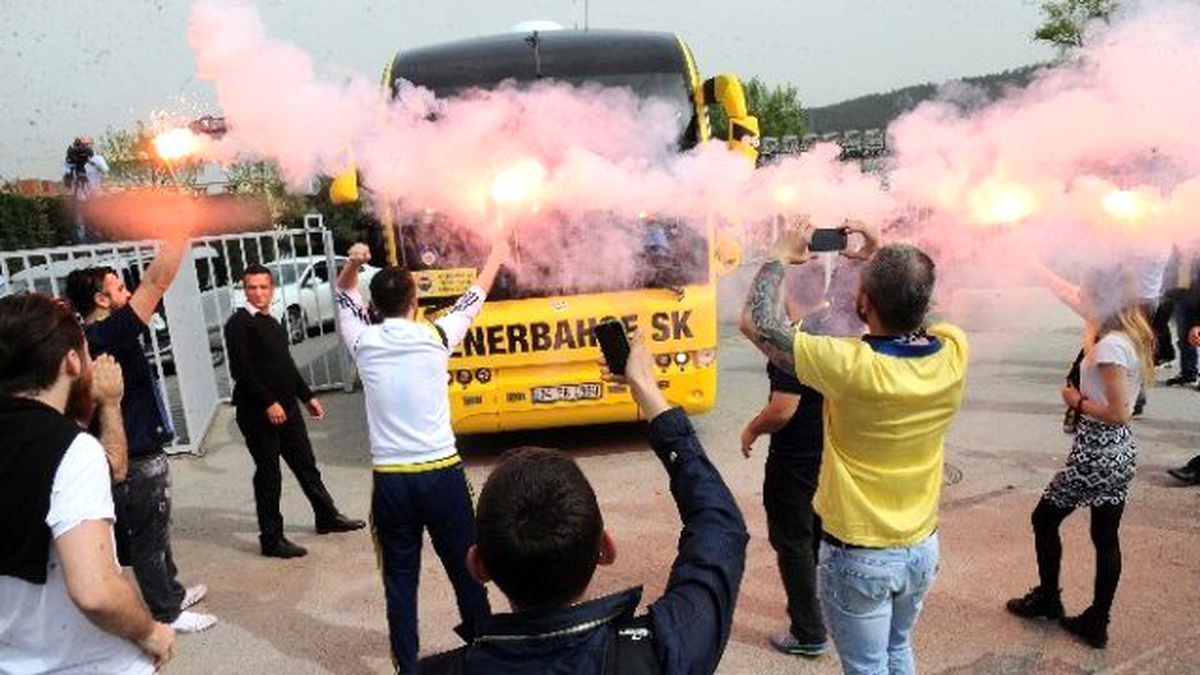 Taraftarlardan Fenerbahçe\'ye Coşkulu Uğurlama