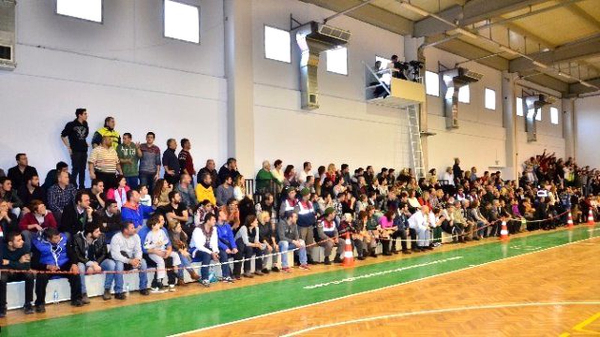 Tribünlerden Foça Temsilcisine Tam Destek