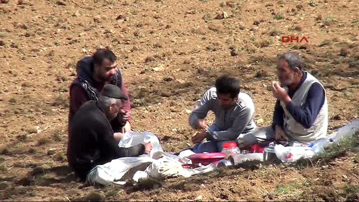 Van - Çataklı Köylü 40 Yıldır Karasabanla Tarla Sürüyor