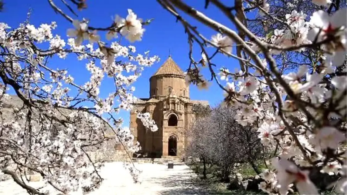 Akdamar Adası Çiçeklere Büründü