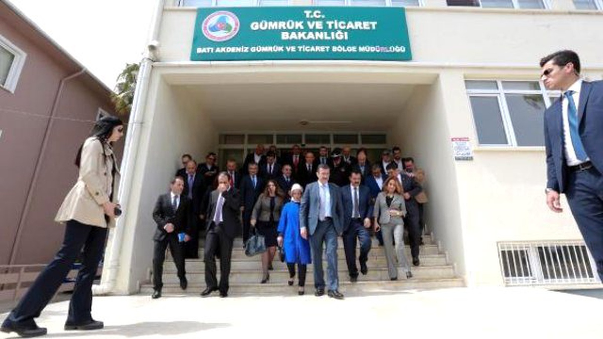 Bakan Tüfenkci Lüks Yatı Galoşla Gezdi