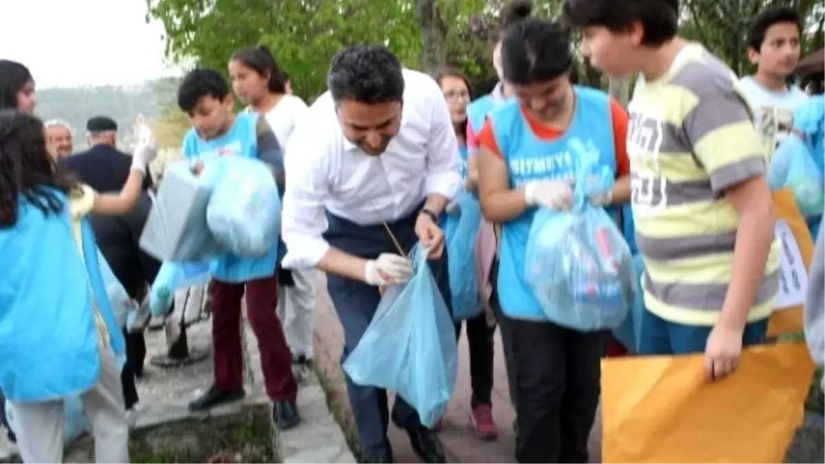 Başkan Kravatını Çıkardı, Çöp Topladı