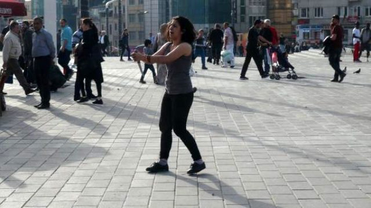 Bıçaklı Genç Kız, Taksim Meydanı\'nı Karıştırdı
