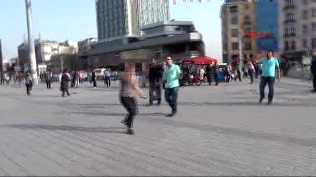 Bıçaklı Genç Kız, Taksim Meydanı\'nı Karıştırdı