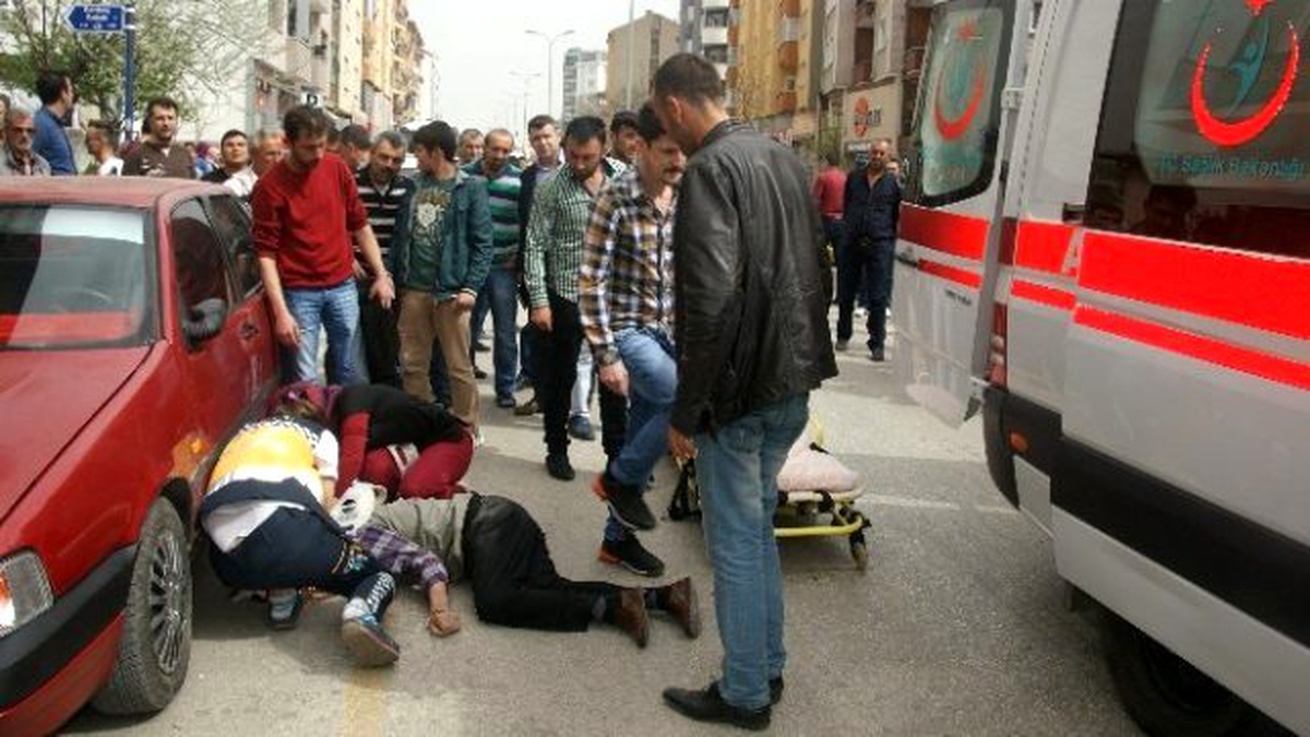 Bozüyük\'te Motosiklet Yayaya Çarptı: 1\'i Ağır 3 Yaralı