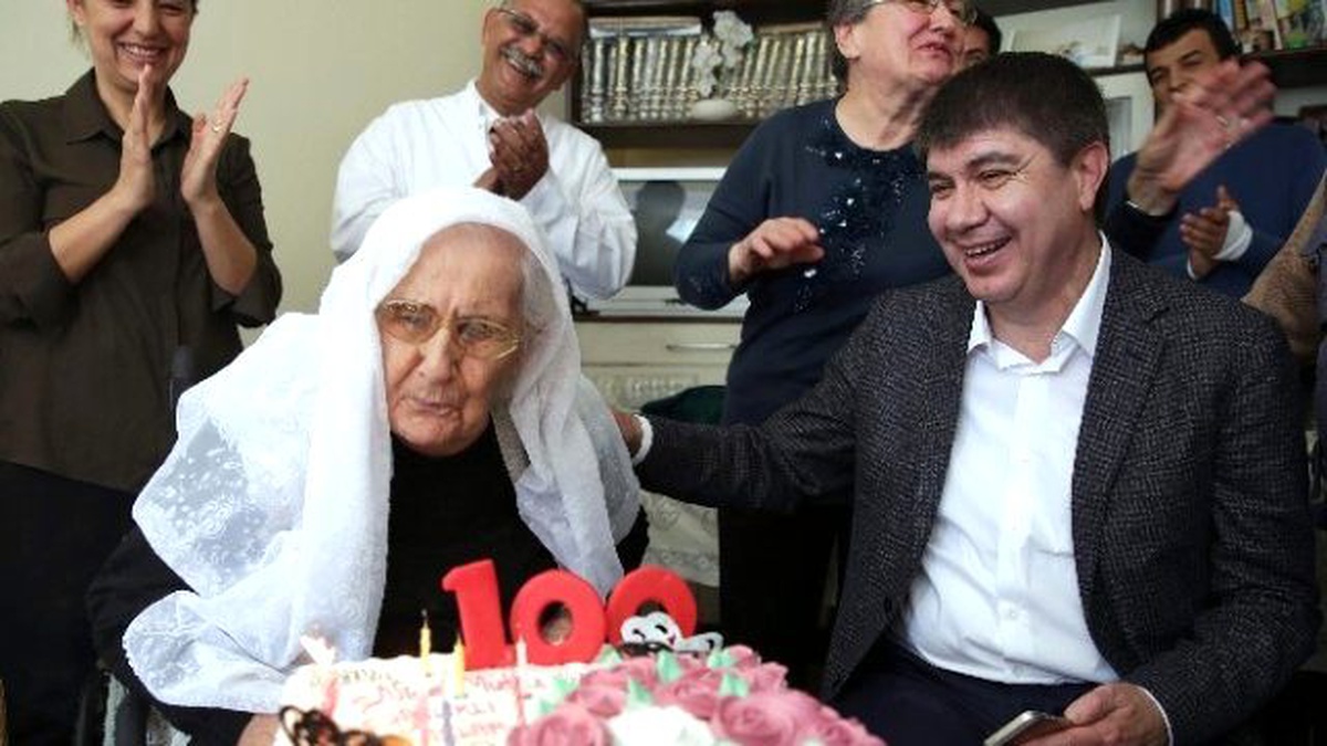 Emine Nine 100 Yaşında İlk Kez Doğum Günü Kutladı
