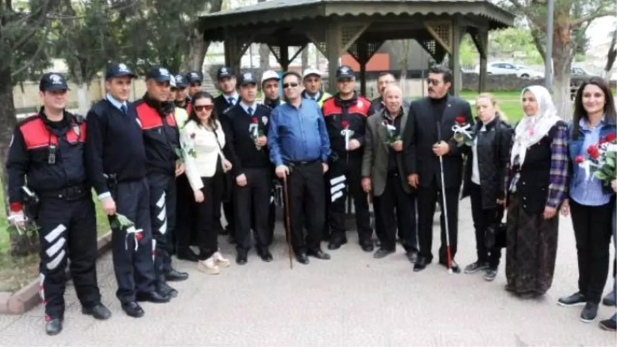 Gaziantep\'te Görme Engellilerden Polislere Çiçek