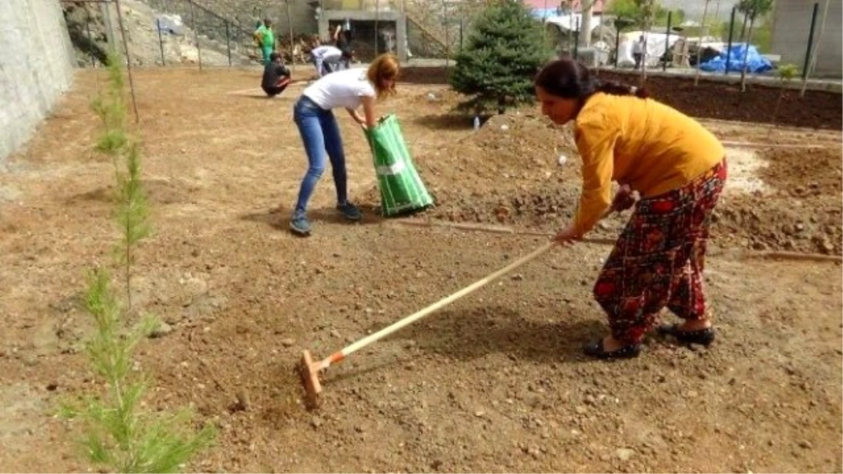 Kulp\'ta Yapılan Çocuk Parkı Tamamlanmak Üzere