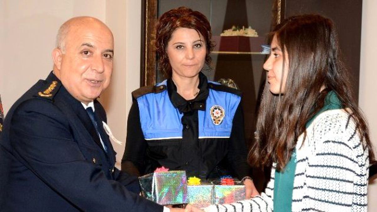 Öğrencilerden Polis ve Askere Cevşenli Moral Mektubu