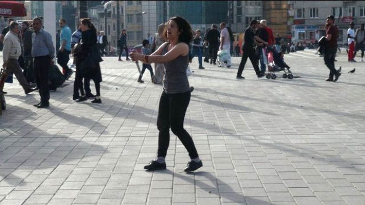 Taksim'de Bıçaklı Kadın Paniği