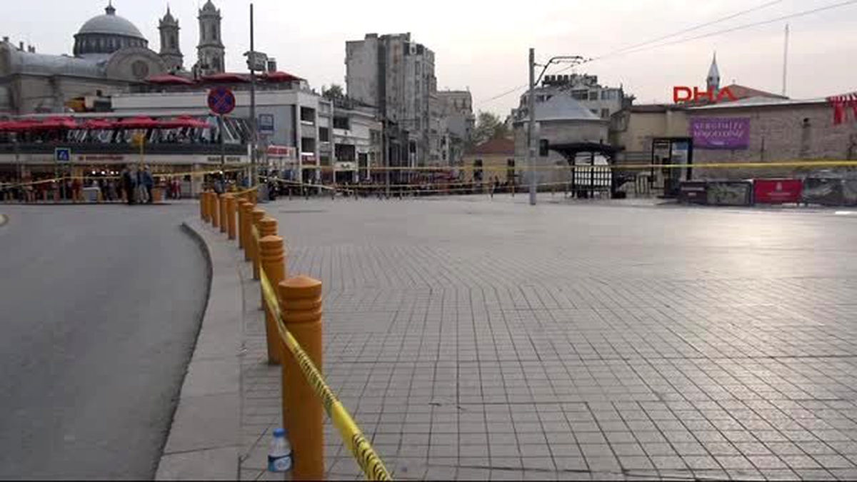 Taksim Meydanı\'ndaki Şüpheli Paketten Elbise Çıktı