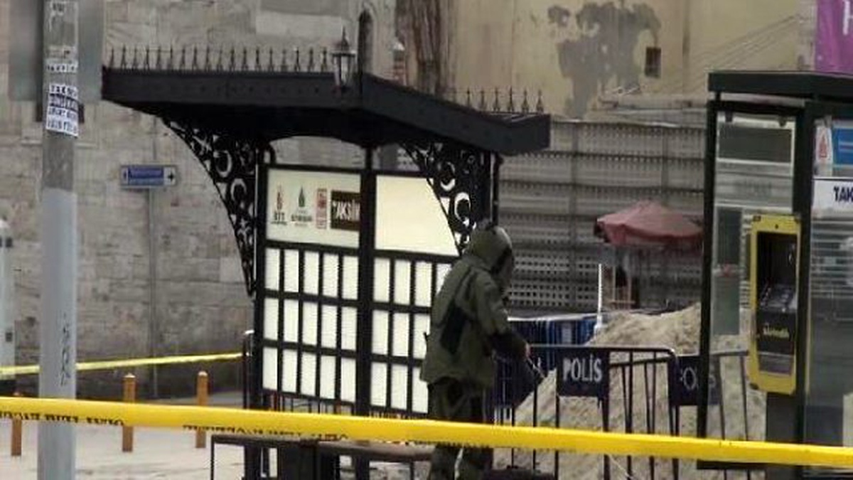 Taksim Meydanı\'ndaki Şüpheli Paketten Elbise Çıktı
