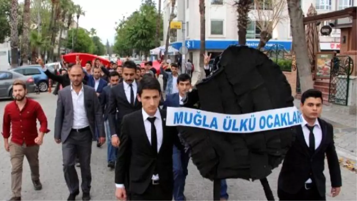 Ülkücülerden Fethiye Belediyesi\'ne Siyah Çelenk