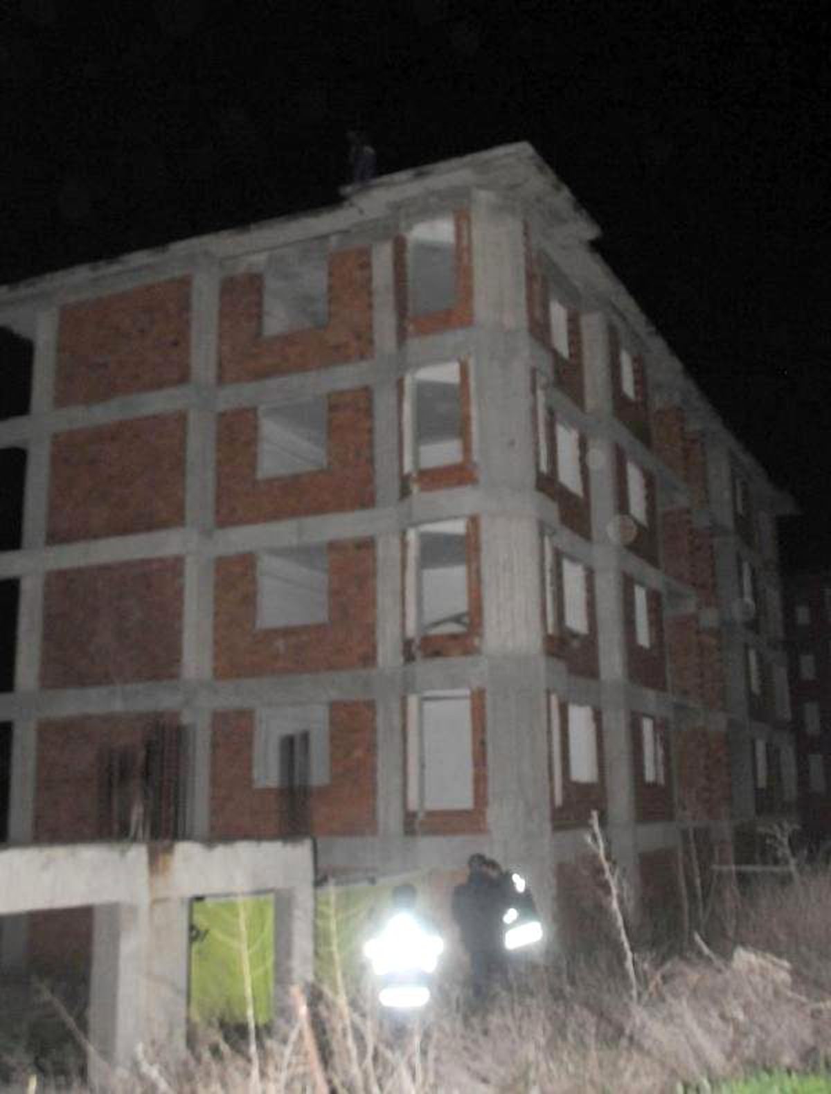4 Katlı İnşaatın Çatısnda İntihar Girişimi