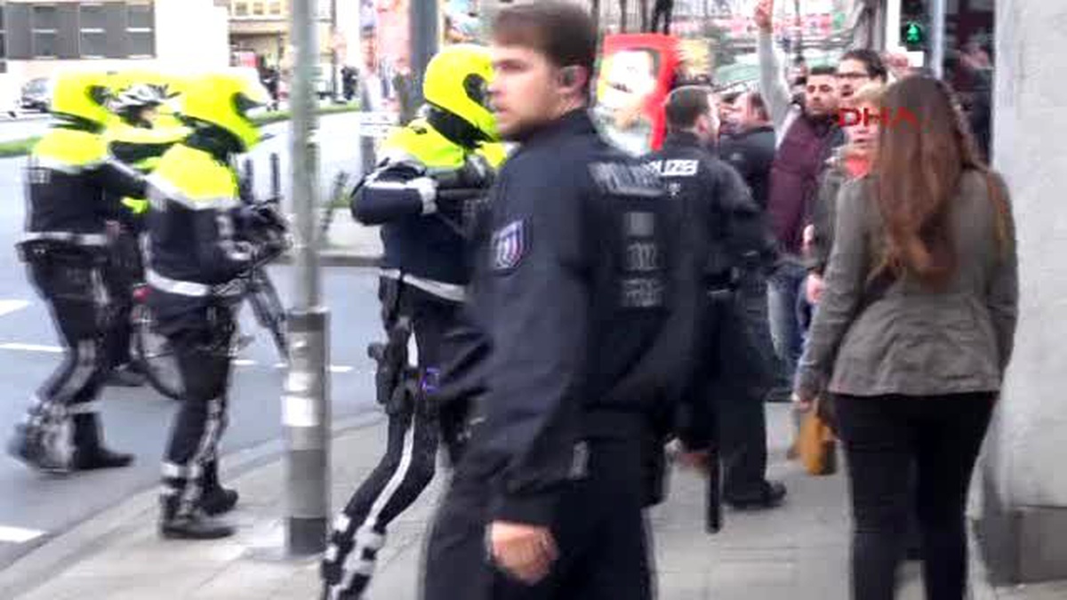 Almanya\'da Taşkınlık Yapan PKK Yandaşlarına Polis Müdahale Etti