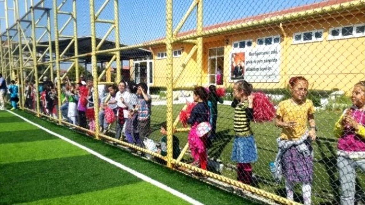 Ayvalık\'ta İlkokullar Arası Minikler Futbol Şenliği