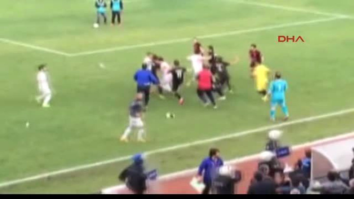 Bartın\'da Futbolcular Sahada Birbirine Girdi