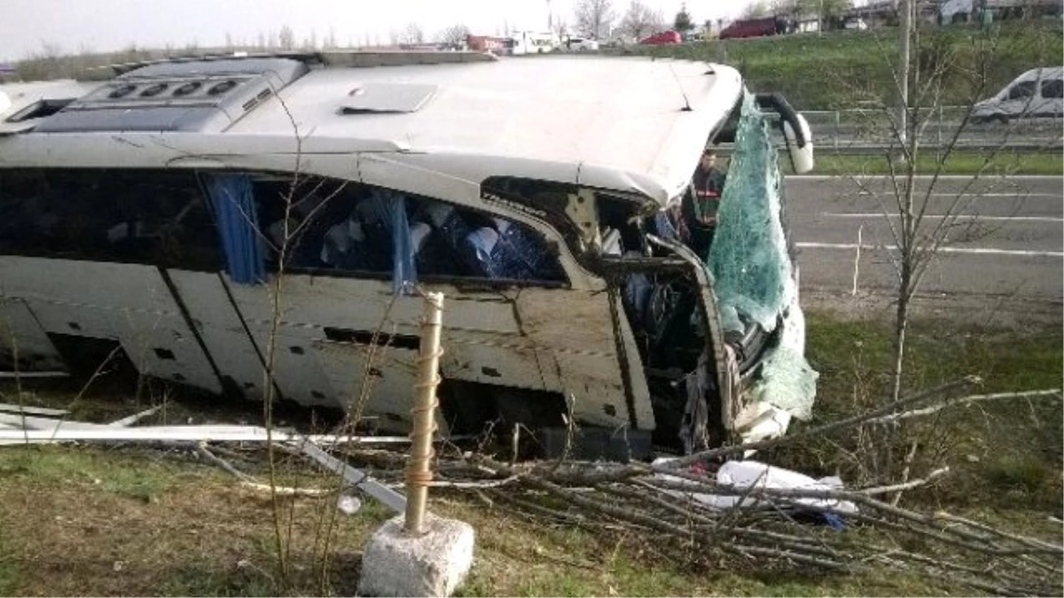 Başkent\'te Tur Otobüsü Şarampole Uçtu: 1 Ölü, 15 Yaralı