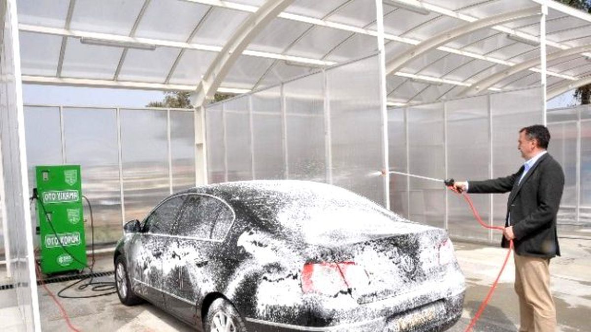 Belediye Başkanı Makam Arabasını Kendi Yıkadı