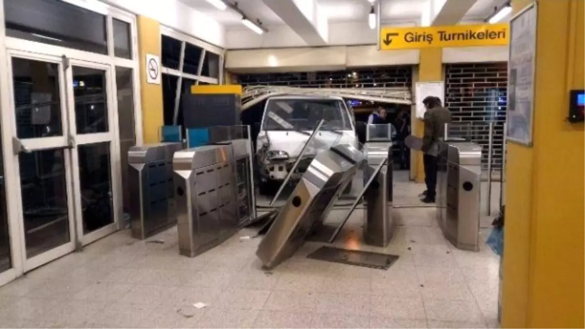 Bursa\'da Hızını Alamayan Kamyonet Metro Durağına Daldı