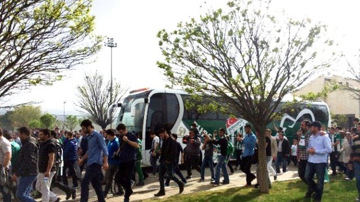 Bursaspor İstanbul\'a Meşalelerle Uğurlandı