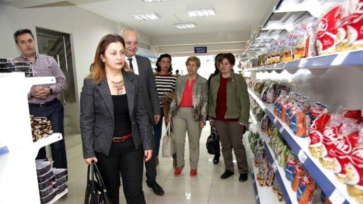 CHP\'li Kadınlardan Halk Market\'e Yardım