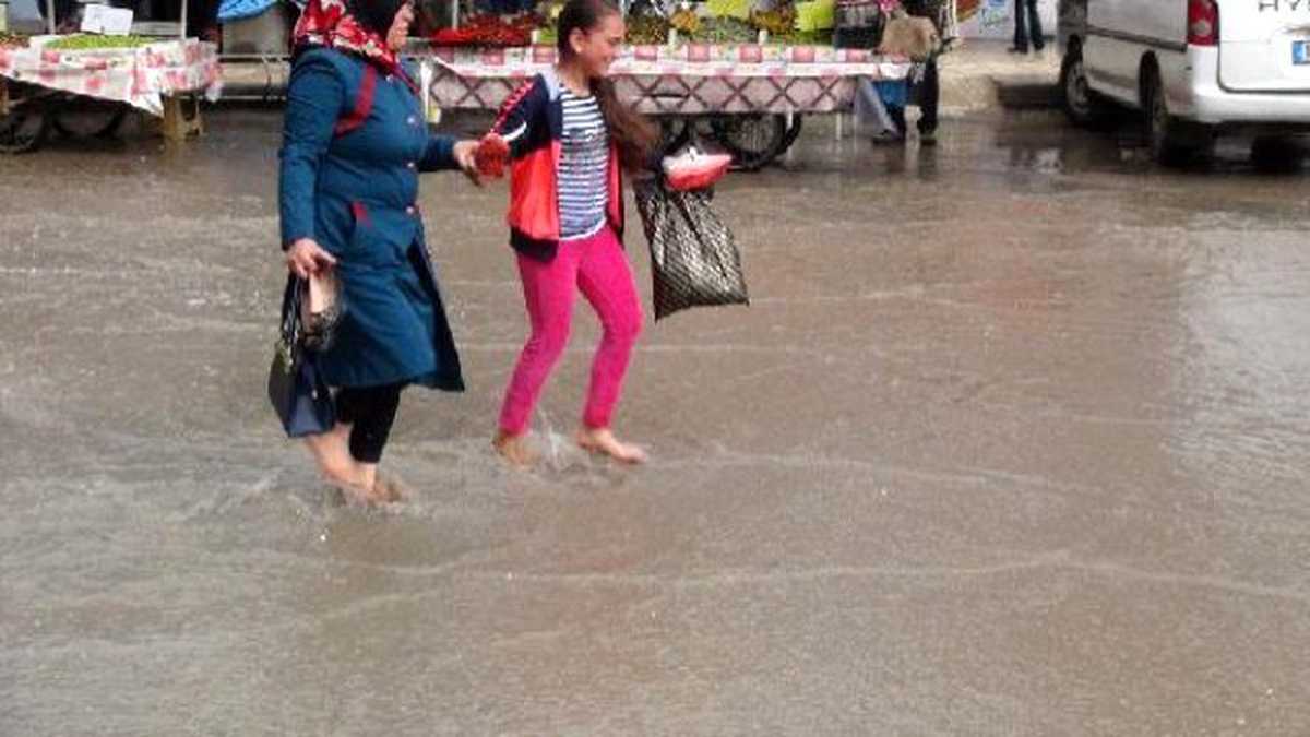 Çorum\'da 20 Dakikalık Sağanak, Hayatı Felç Etti