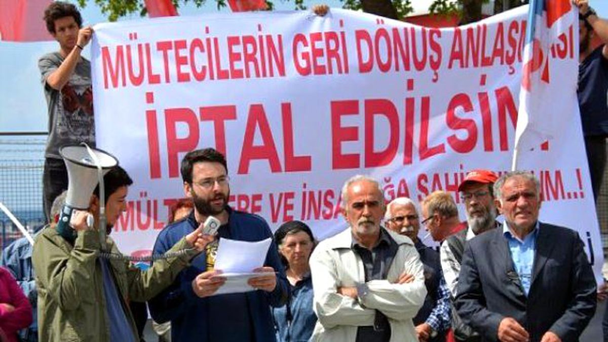 Dikili\'de, Geri Dönüş Anlaşması\'na Protesto