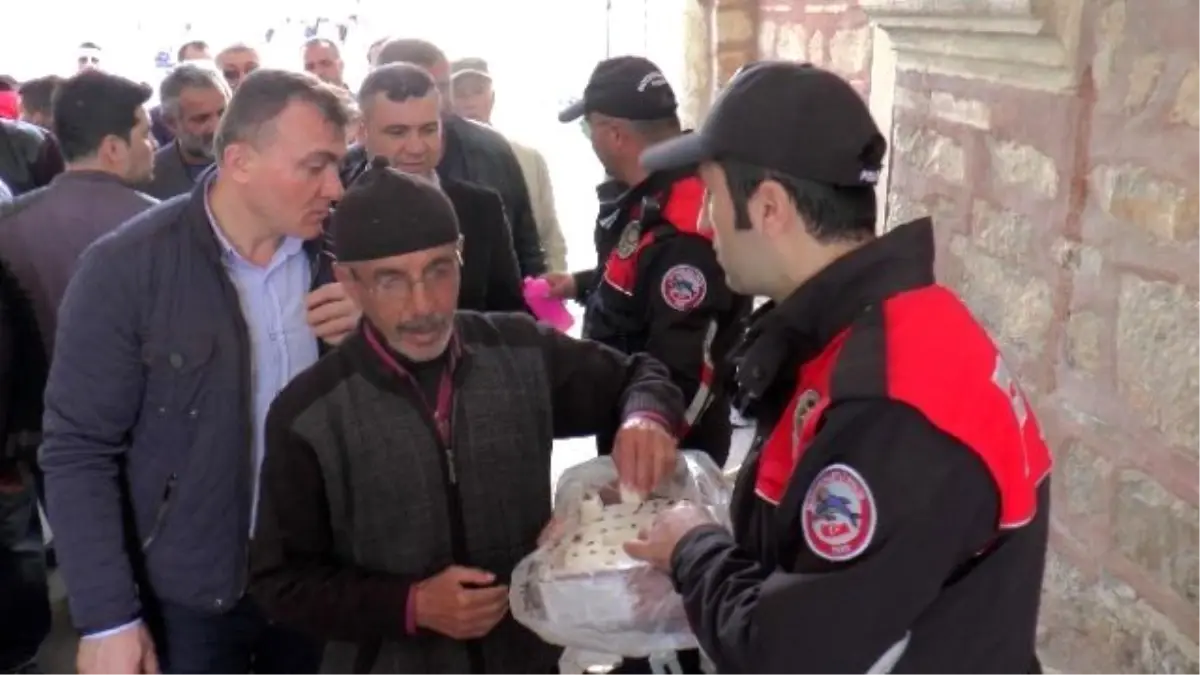 Gebze\'de Polis Namaz Çıkışı Vatandaşa Lokum Dağıttı