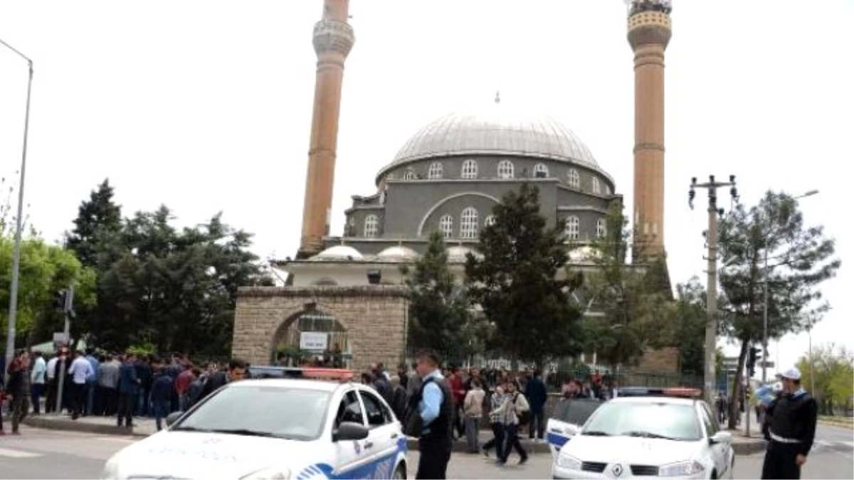 İslami Stk\'lar, Diyarbakır\'da İptal Edilen Lgbt Panelini Protesto Etti
