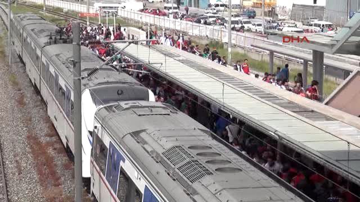 İzmir Derbisine Havai Fişeklerle Geldiler