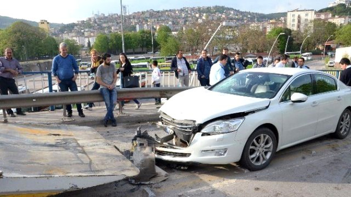 Kocaeli\'de Feci Kaza: 3\'ü Ağır 5 Yaralı