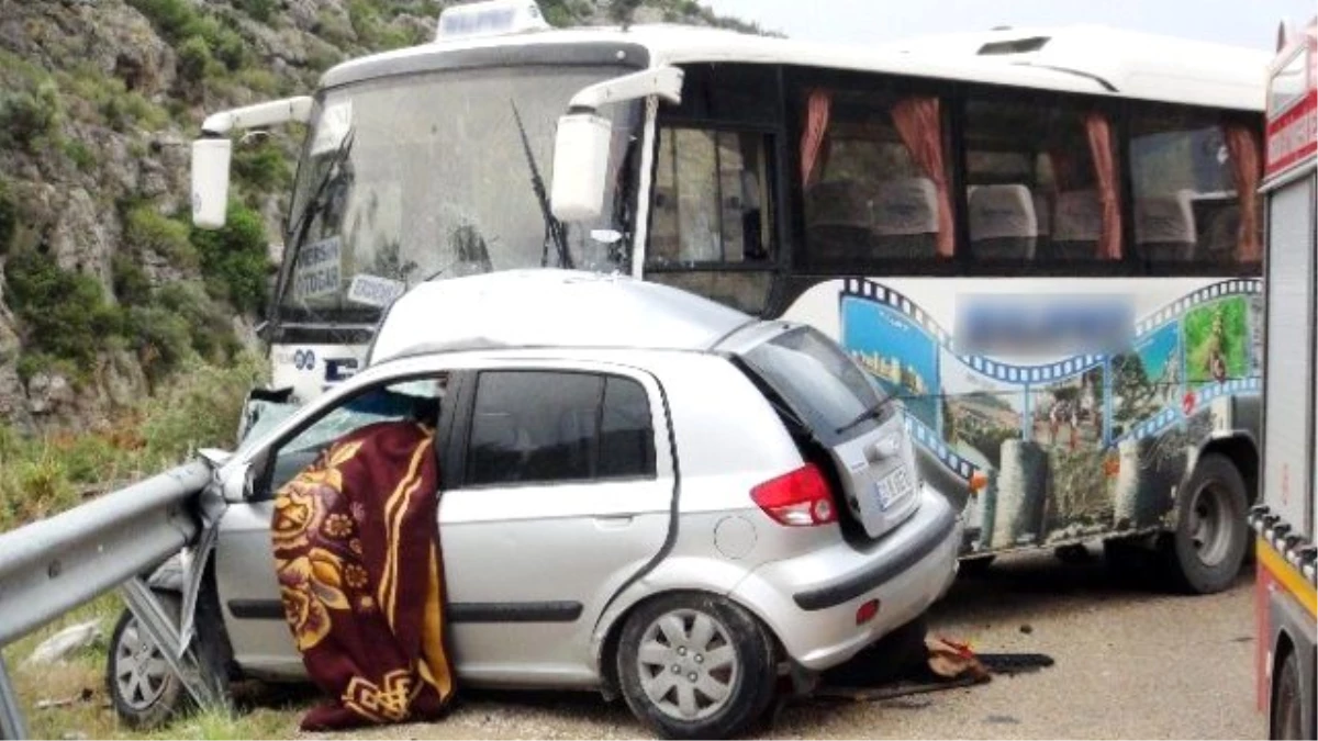 Mersin\'de Otomobil ile Yolcu Otobüsü Çarpıştı: 2 Ölü, 5 Yaralı