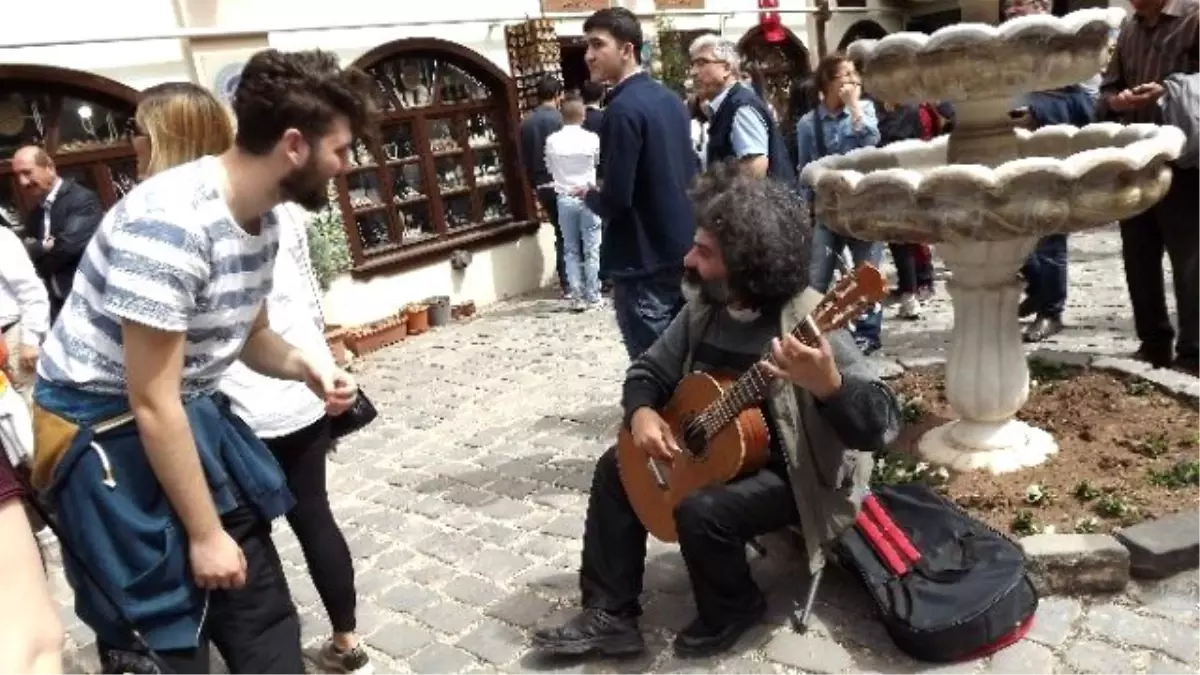 Müzisyenler Atlıhan El Sanatları Çarşısı\'nda Yer Almaya Başladı