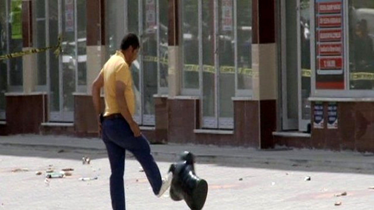 Şüpheli Pakete Önce Taş Attı Sonra Tekmeledi