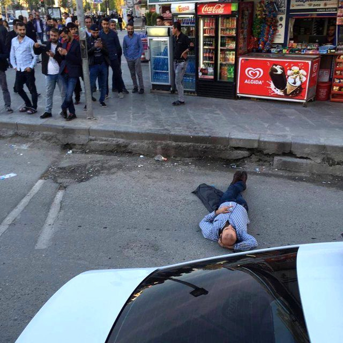Sürücülerin Yol Vermemesine Kızan Yaya, Cadde Ortasına Uzandı