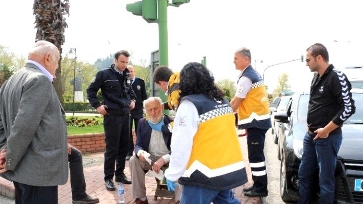 Yolun Karşısına Geçmek İsteyen Yaşlı Adama Kamyonet Çarptı
