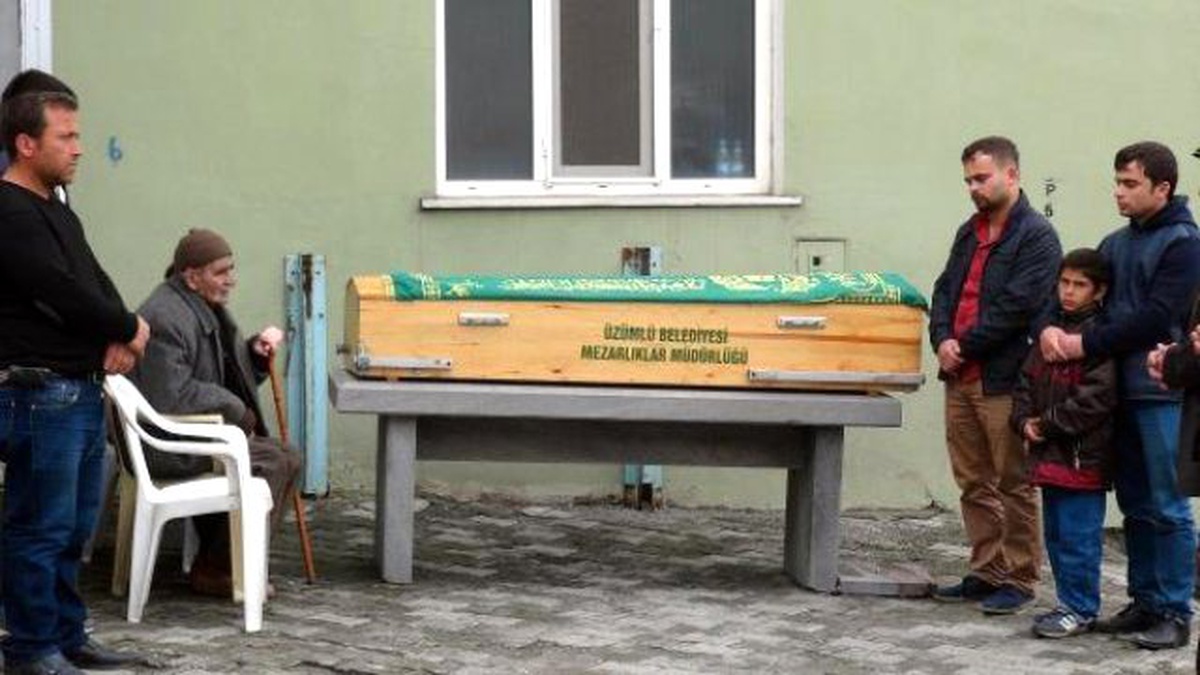 5 Yaşındaki Çocuğun Oynadığı Tabanca Ateş Aldı; Baba Öldü (2)