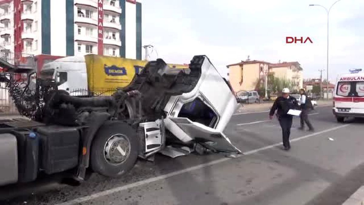 Aksaray Seyir Halindeki Tır?ın Açılan Dorsesi Üst Geçide Çarptı