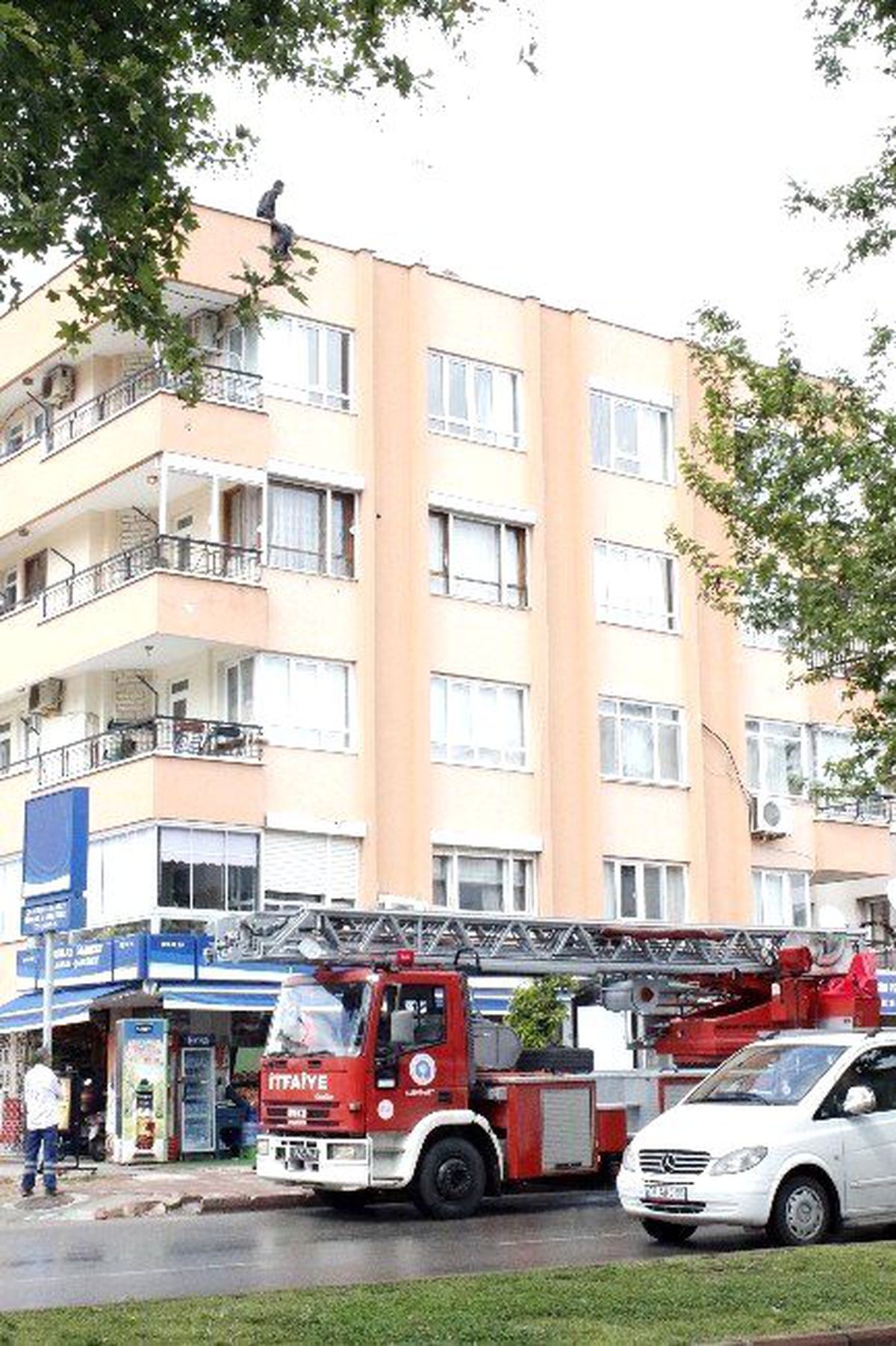 Antalya\'da 5 Katlı Binanın Çatısında İntihar Teşebbüsü