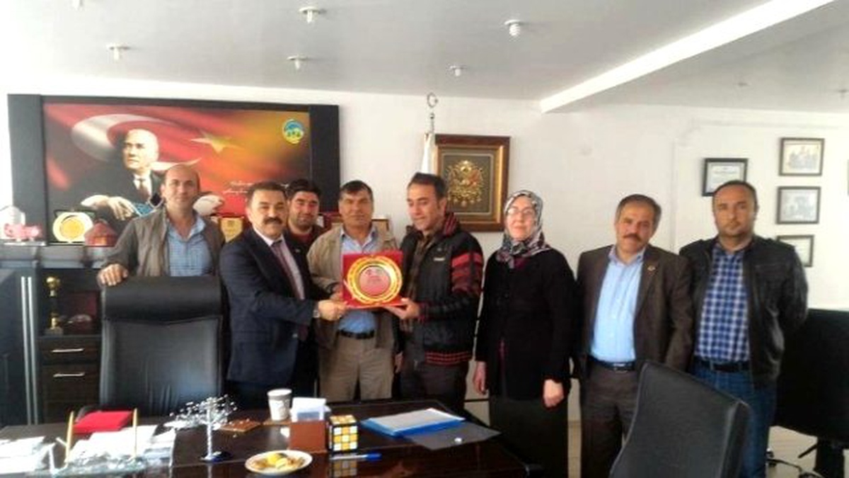 Belediye Meclis Üyeleri Belediye Başkanına Plaket Verdi
