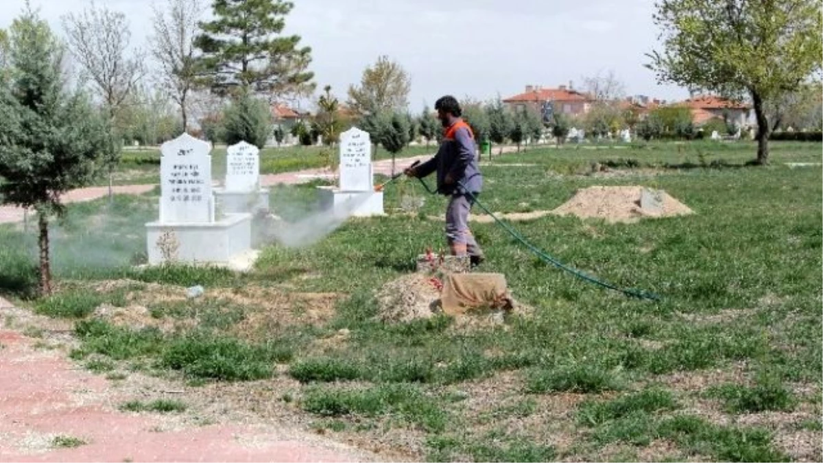 Cihanbeyli\'de Mezarlıkların Bakım Onarımları Sürüyor