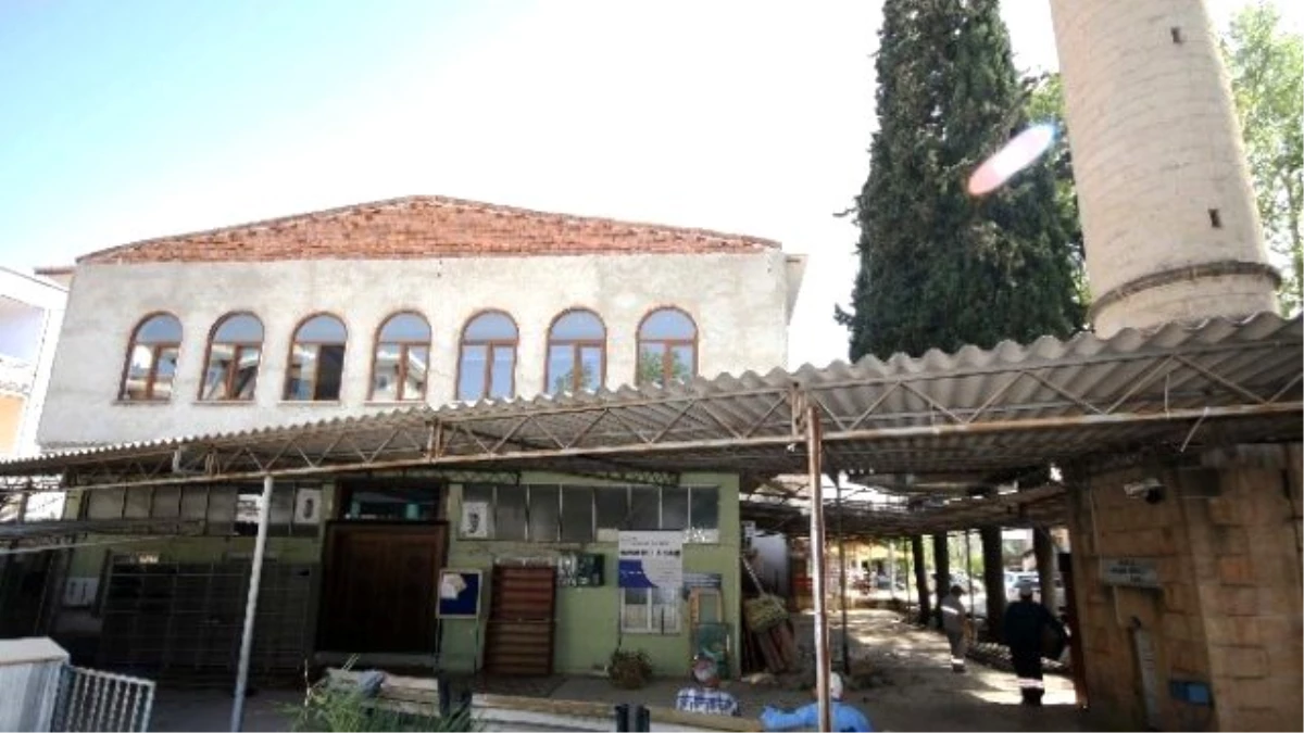 Döşemealtı Belediyesi Tarihi Camiyi Yeniliyor