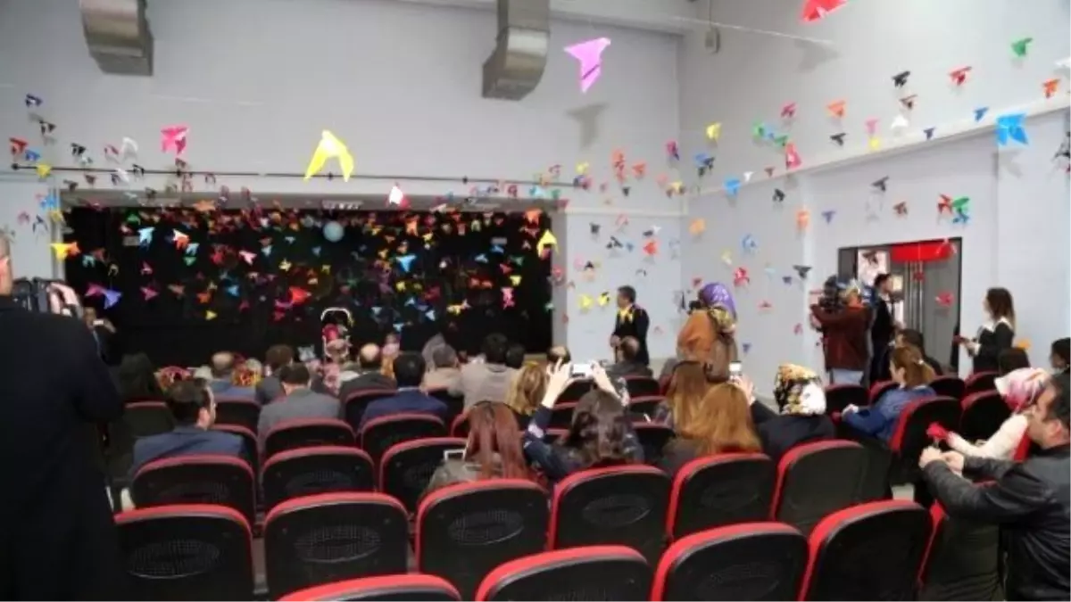 Erzurum İnönü İlköğretim Okulu Öğrencileri Savaş ve Terör Mağduru Çocukları Andı