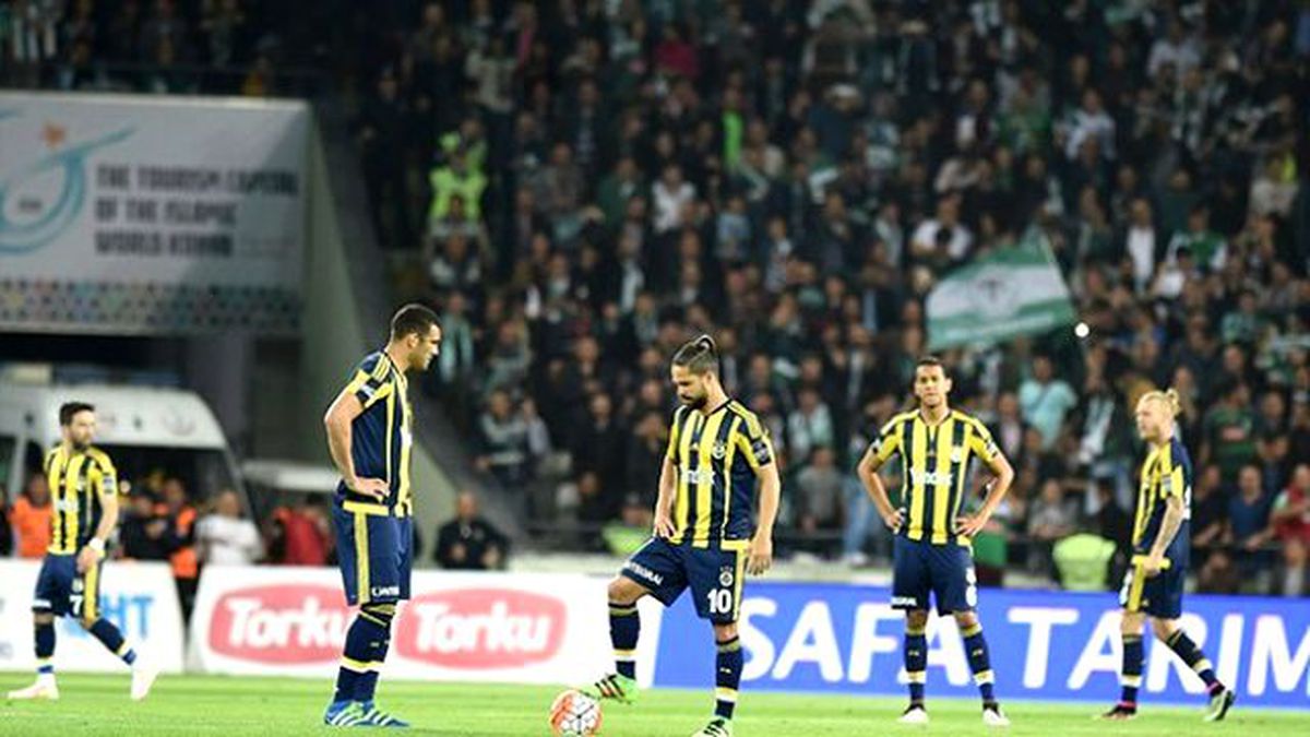 Fenerbahçe\'ye Havaalanında Şok Protesto!