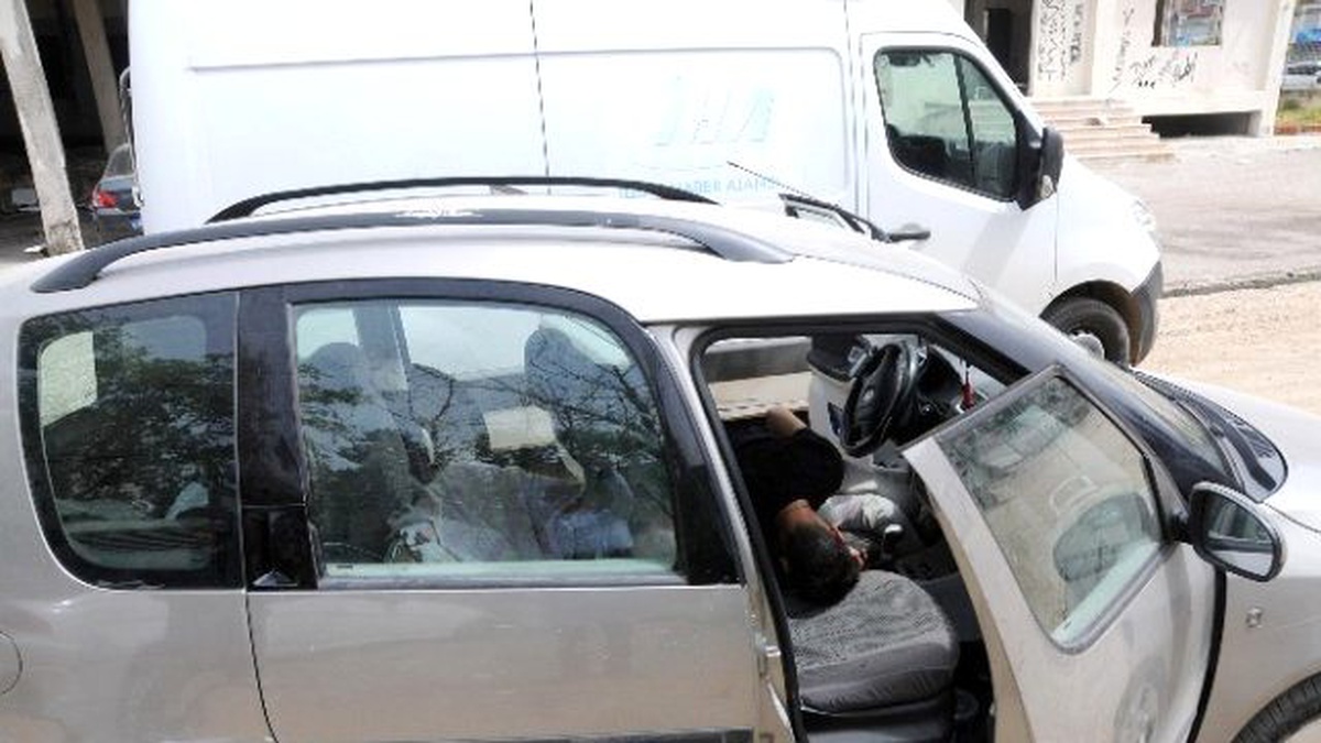 Kapısı Açık Araçta Yatan İki Kişiyi Görenler Polisi Alarma Geçirdi