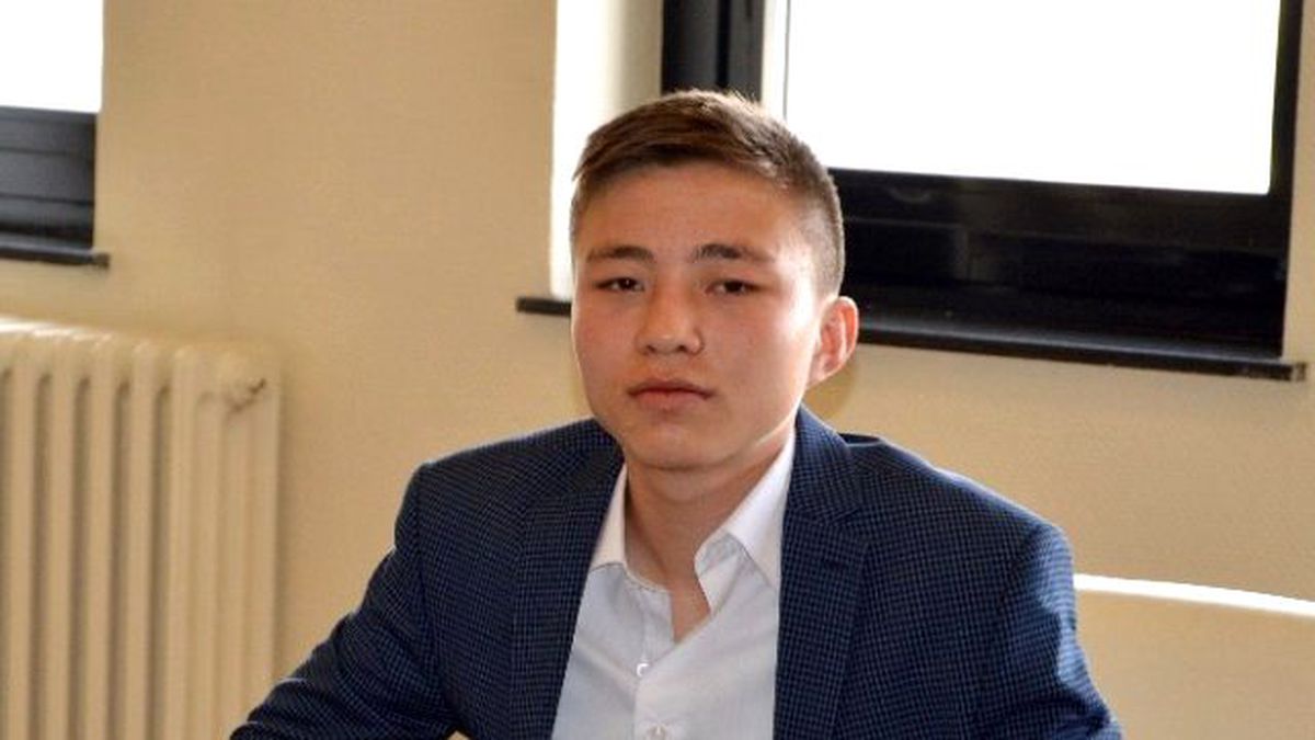 Kazak Öğrencilerden Rektör Güven\'e Mini Konser