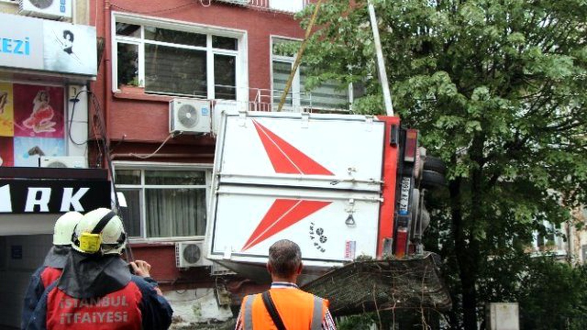 Köpeği Sayesinde Kamyonetin Altında Kalmaktan Kurtuldu